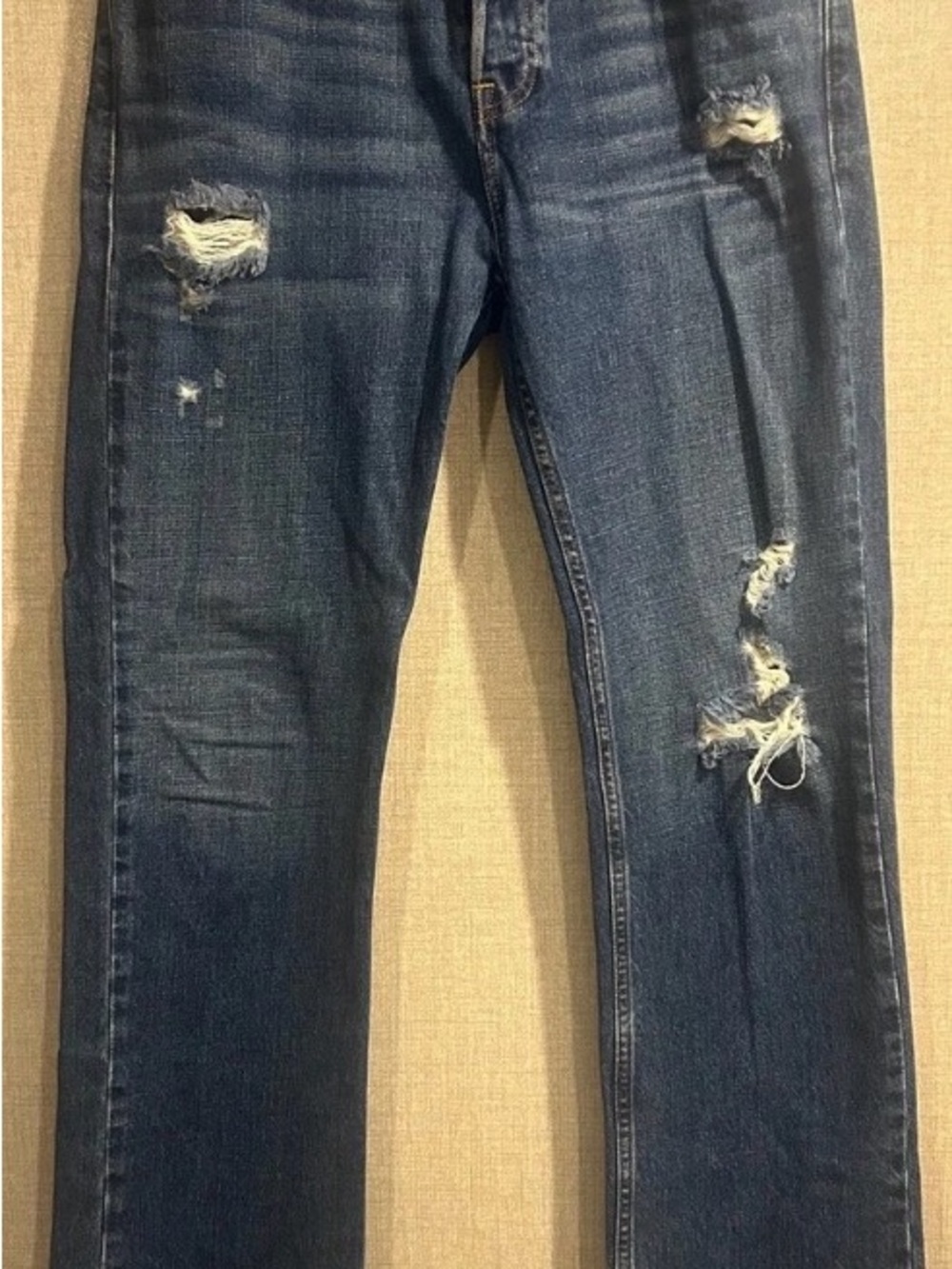 Hollister Men's Jeans 32x34
Bootcut Dark Wash Destroyed
Distressed Denim